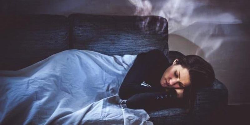 Mơ thấy người chết đánh con gì như kết nối thế giới tâm linh